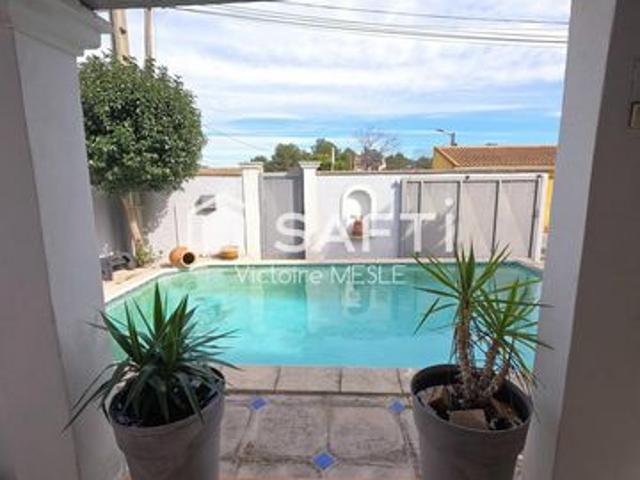 Belle Maison au style provençal, d’une superficie de 93 m2 avec 3 chambres, idéale pour accueillir une famille, offrant deux terrasses, une belle piscine, un garage, dans un quartier calme et sécure de Saint Mitre les Remparts