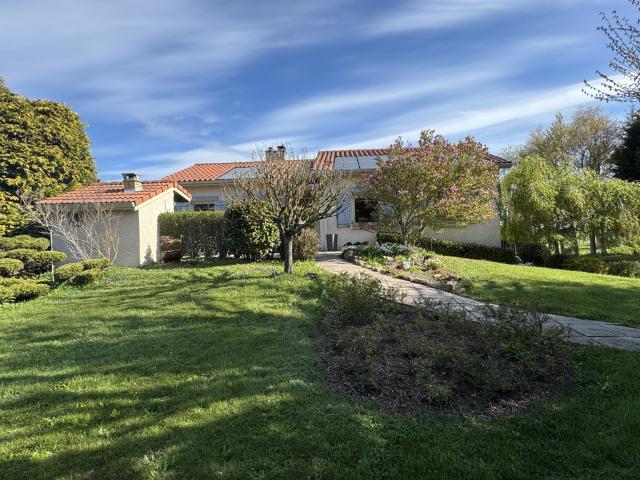 BELLE MAISON AVEC TERRASSE, GARAGE, DEPENDANCES, JOLI TERRAIN ARBORÉ É640 M2 À PLANFOY 42