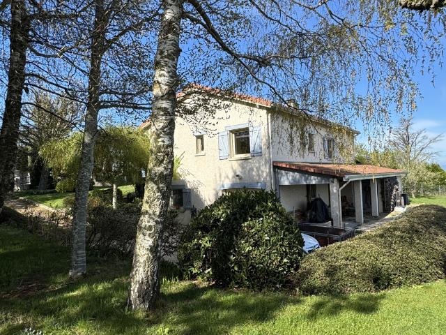BELLE MAISON AVEC TERRASSE, GARAGE, DEPENDANCES, JOLI TERRAIN ARBORÉ É640 M2 À PLANFOY 42