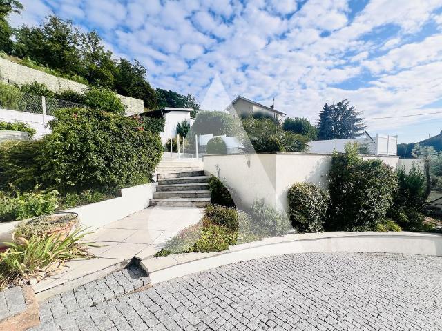 Belle maison avec piscine sur la côtière à Neyron