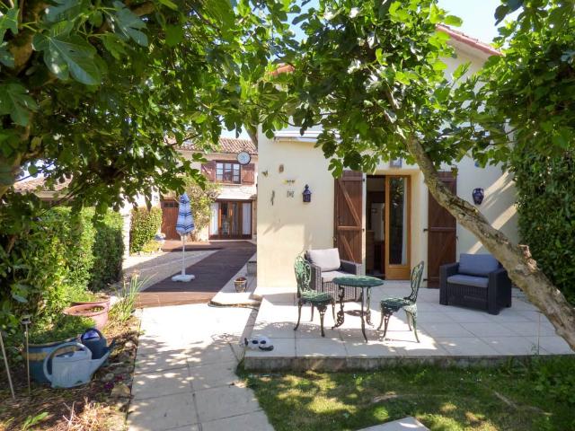 Belle maison avec piscine 183m² Pamproux
