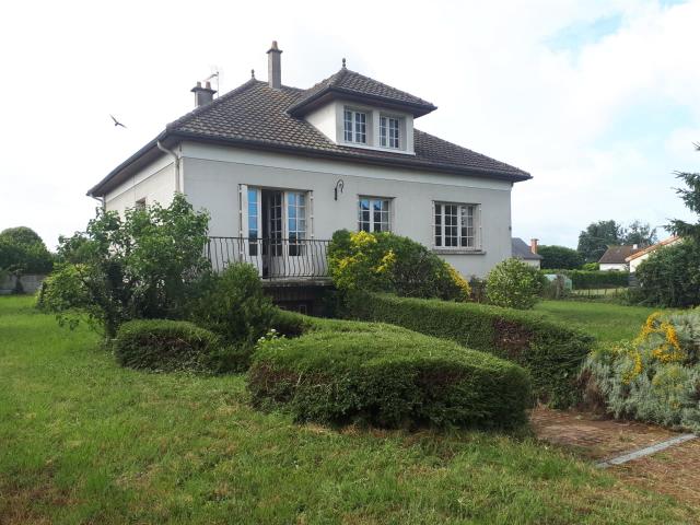 Belle maison d'architecte sur sous sol semi enterré avec de. 97m² Les Ormes