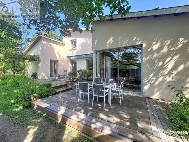 Belle maison d'architecte sur terrain arboré et paysagé 223m² Charbonnières les Bains