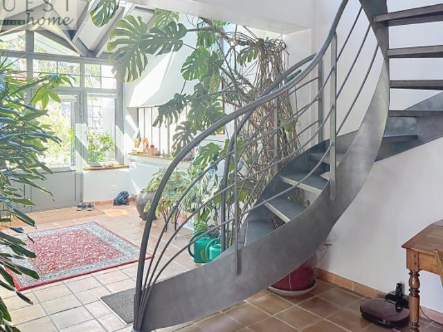 Belle maison d'architecte sur terrain arboré et paysagé