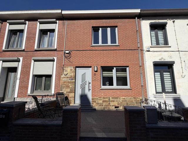 Belle maison deux chambres avec terrasse Gilly