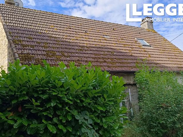 Belle maison de 3 chambres à rénover, jardin et dépendances, dans un village calme à proximité des commoditées