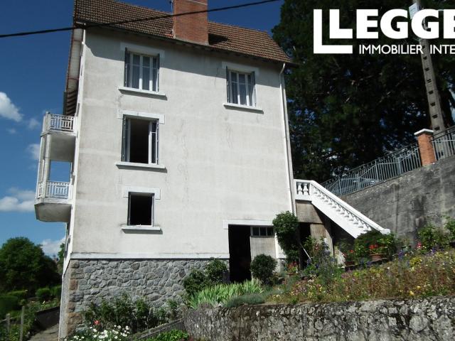Belle maison de 3 chambres habitable de suite, avec sous sol et deux garages, beau jardin avec des belles vues