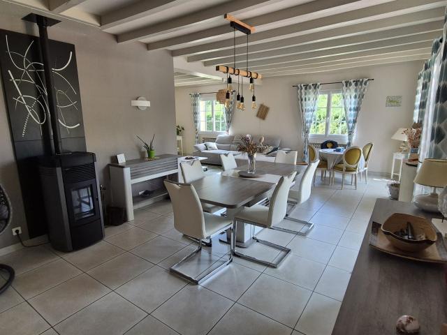 Belle maison de 174 m2 avec dépendances, terrasses, piscine. 159m² Sauveterre de Guyenne