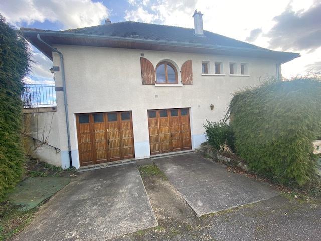 Belle maison de 1979 avec double garage sur agréable terrain de 1300 M2