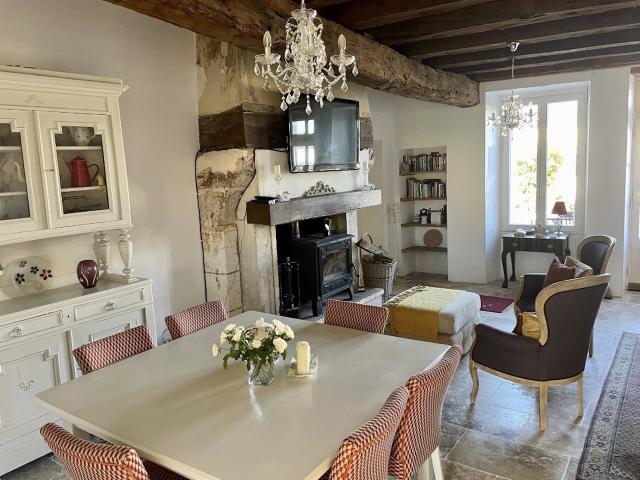 BELLE MAISON DE 4 CHAMBRES RENOVEE AVEC GOUT AU CALME AUBETERRE SUR DRONNE
