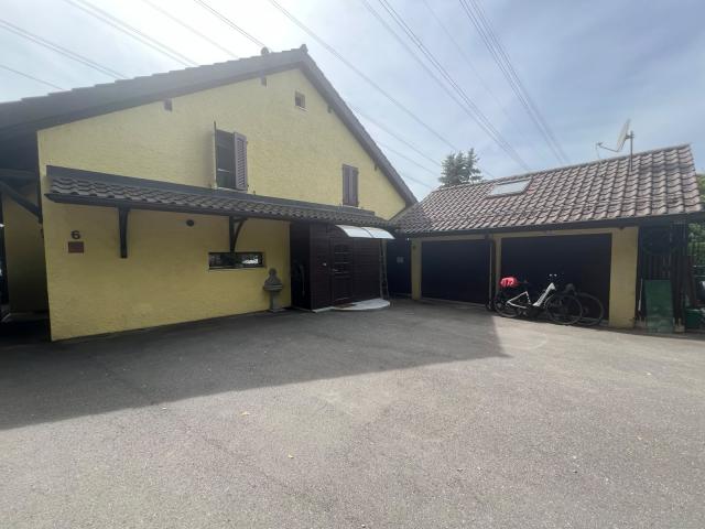 Belle maison de 5.5pièces meublé / 3 CHB / 1 SDB / 1 terrasse / 2 places de parc / 1 grand jardin privatif aucun vis à vis