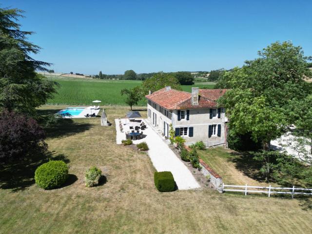 Belle maison de 5 chambres, dépendances et piscine sans vois. 284m² Blanzac Porcheresse