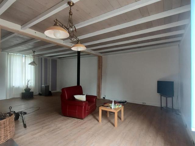 Belle maison de campagne à proximité d'un petit village dyna. 215m² Thézac