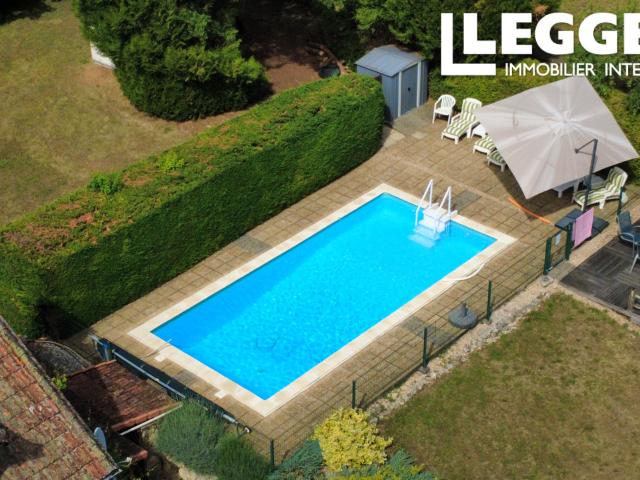 Belle maison de campagne avec 2 gîtes, piscine, garages, atelier, 1.8ha jardin et bois. Proche commerces