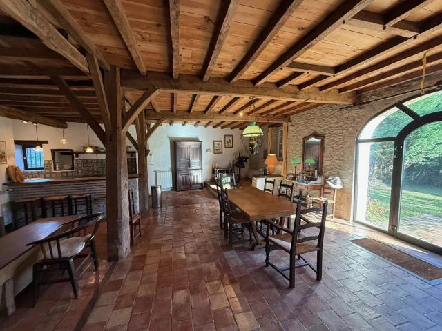 Belle maison de campagne Béarnaise avec dépendances et pisci. 279m² Lanneplaà
