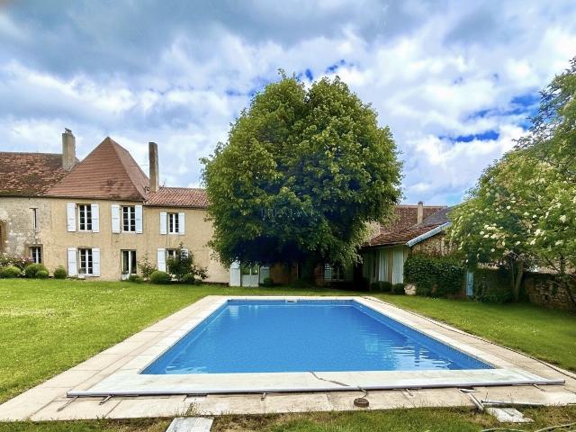 Belle maison de campagne en Périgord pourpre sur un terrain. 411m² Lalinde