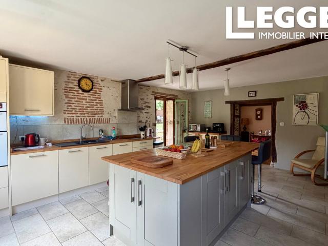 Belle maison de campagne spacieuse, comprenant 3 ou 4 chambres, avec un grand jardin