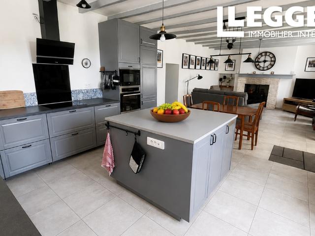 Belle maison de campagne rénovée avec piscine et appartements indépendants, située dans un jardin établi