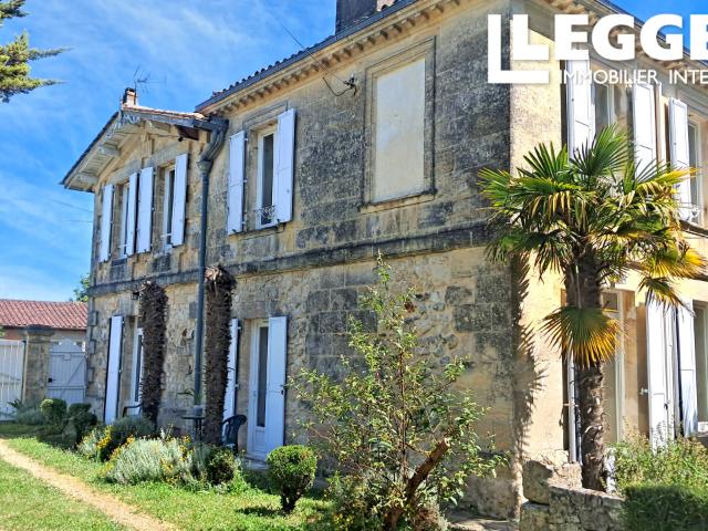 Belle maison de caractère avec 3 chambres, rénovée entièrement. Jardin et dépendances. 4km de Bourg