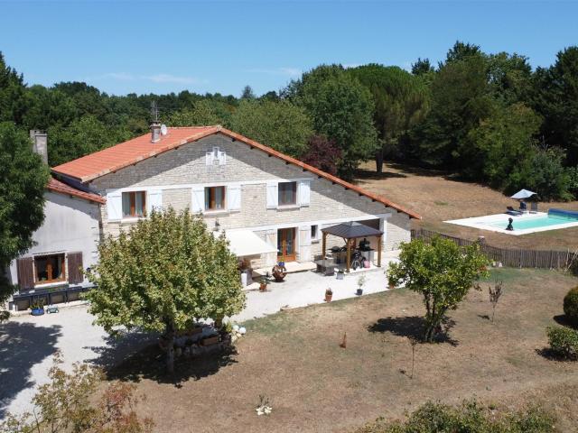 Belle maison de caractère avec vue spectaculaire, piscine et. 245m² Saint Front