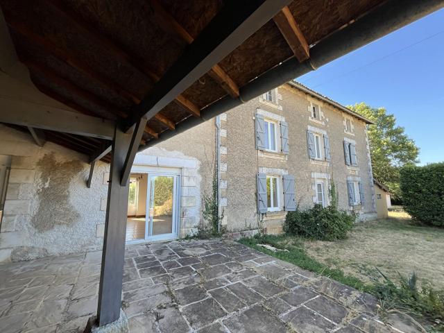 Belle maison de caractère à Saint Sauvant 86 180m² Saint Sauvant