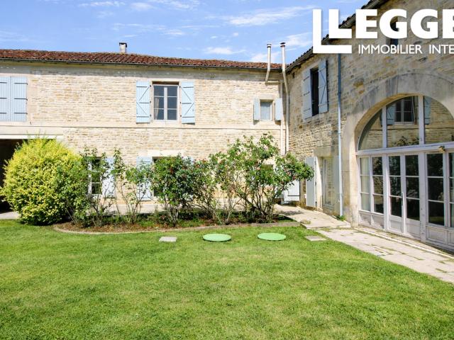 Belle maison de caractère de 6 chambres avec piscine chauffée, située dans un village