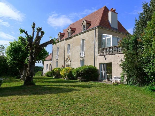 Belle maison de Maître au charme intemporel édifiée au Xvii. 192m² La Clayette