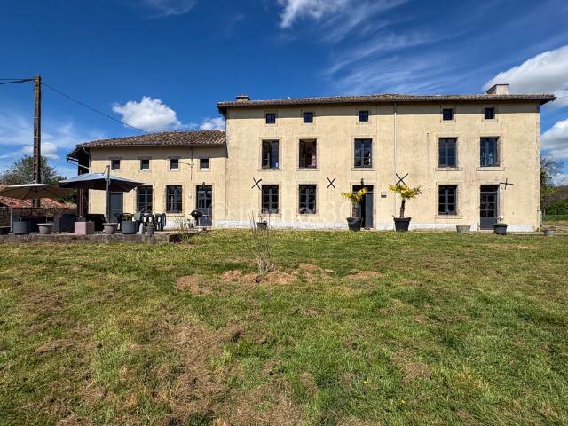 Belle Maison de Maître avec grand terrain 258m² Melle