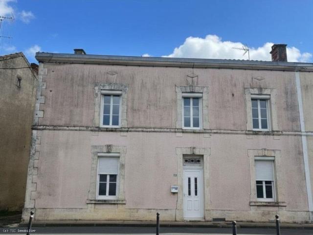 Belle Maison de Maître avec Dépendances au Coeur 147m² Saint Sulpice de Ruffec