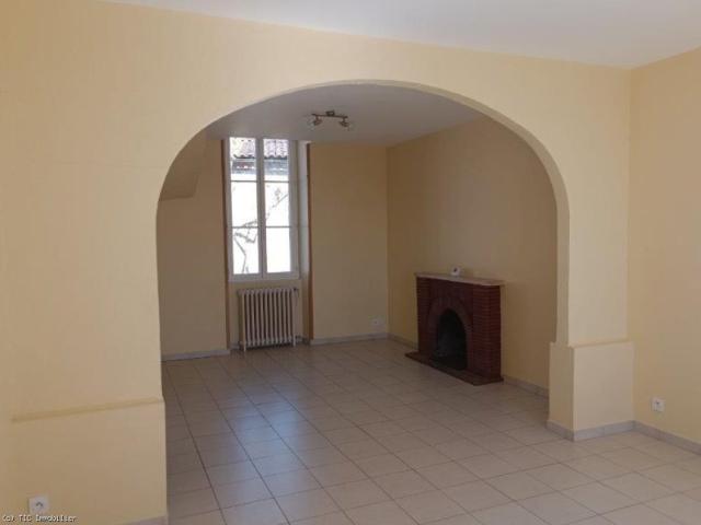 Belle Maison de Maître avec Dépendances au Coeur d'Aunac sur Charente