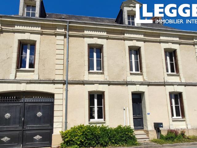 Belle maison de maître avec jardin et dépendances dans village offrant tous services près de Châtellerault