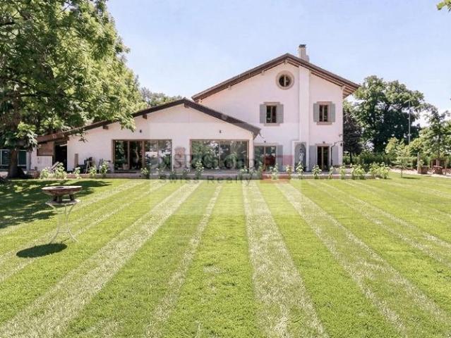 Belle maison de maître à louer ? 10 pièces au coeur de Presinge