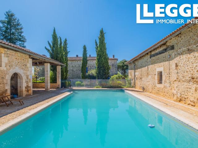 Belle Maison de Maître du 16ème siècle  endroit calme au bord de la rivière  piscine  grange  jardins