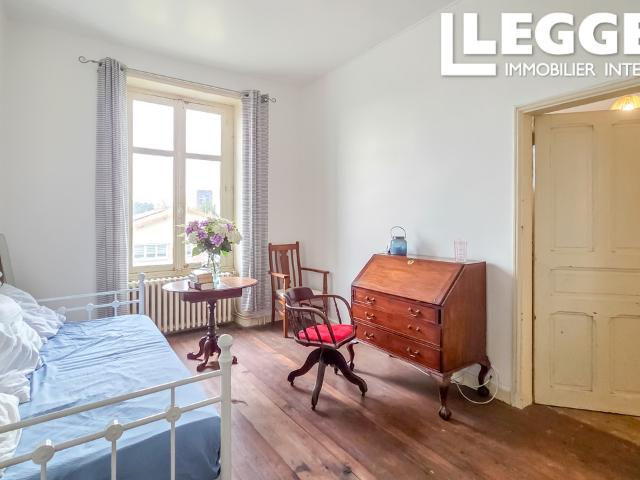 Belle maison de maitre et ses dépendances dans un jardin clos de murs