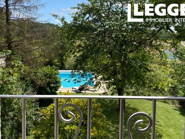 Belle maison de maître en pierre avec gîte et piscine
