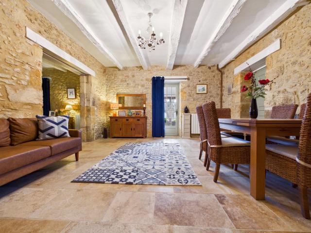 Belle maison de maître en pierre située dans un paysage vall. 283m² Lalinde
