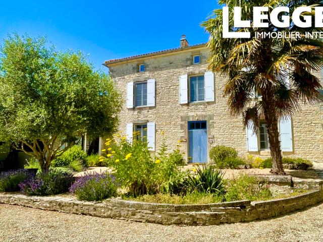 Belle maison de maître rénovée avec vue, piscine et jardin privée