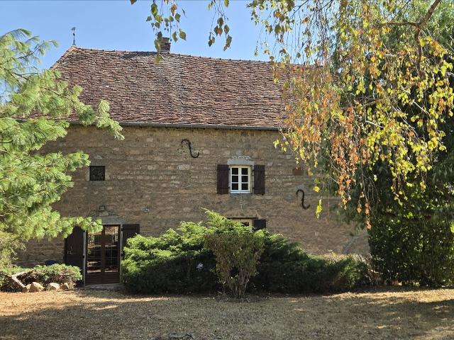 Belle maison de pays située au coeur du bocage sur un terrai. 127m² Suin