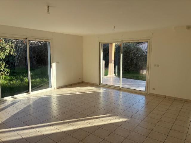 Belle maison de plain pied avec jardin