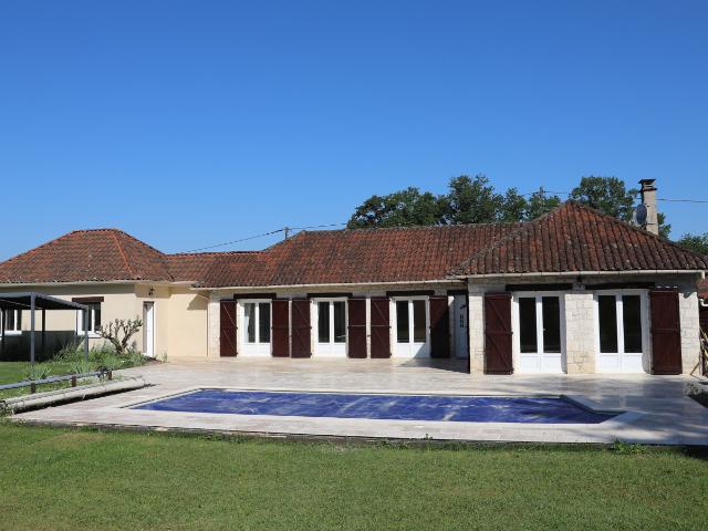 Belle maison de plain pied avec piscine et garage