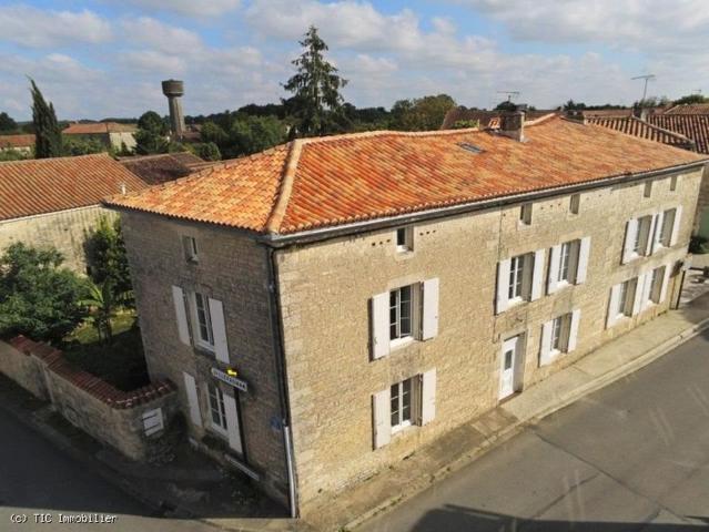 Belle Maison de Village avec Bel Extérieur et Dépendances 214m² Brettes