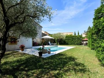 Belle maison de village avec jardin et piscine