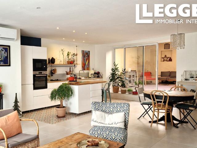Belle maison de village de caractère en pierres, T6, avec cour et terrasse, et un espace de vie très spacieux