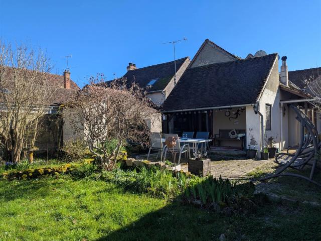 Belle maison de village ensoleillée de trois chambres située. 85m² Lignac