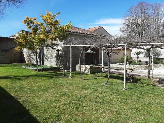Belle maison de village, jardin et dépendance