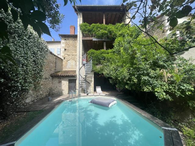 Belle maison de ville avec studio indépendant, jardin et pis. 192m² Vic Fezensac
