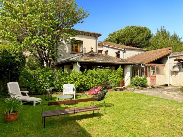 Belle Maison des Années 50 avec 2 grands Logements Terrain