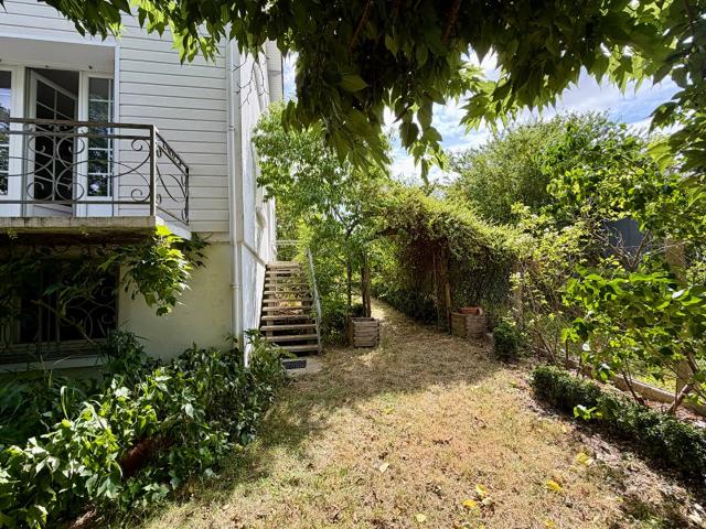 Belle maison des années 70, 4+ chambres, jardins de 2200 m². 171m² Saintes