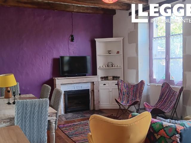 Maison de village unique de 4 chambres avec espace de vie à l’étage, piscine et grande grange