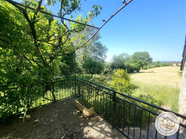 Belle maison en pierre avec grange et terrain arboré 158m² La Salvetat Peyralès